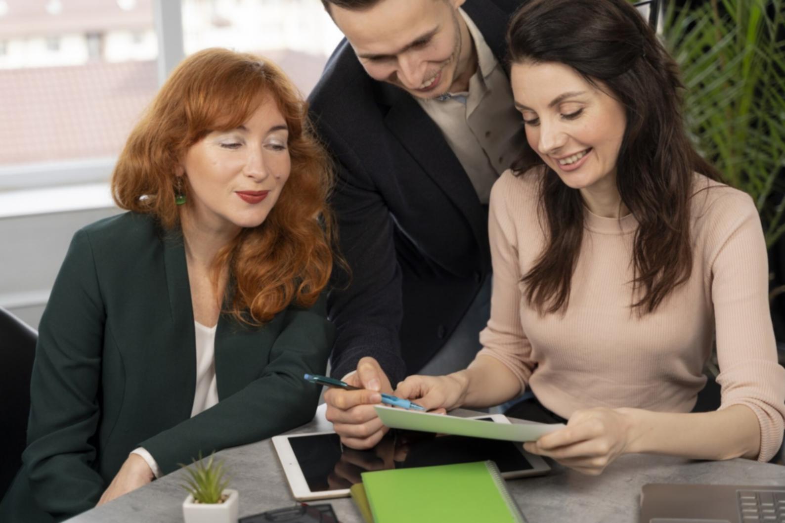 Moderne Finanzanalyse-Tools und Arbeitsmaterialien auf einem Schreibtisch