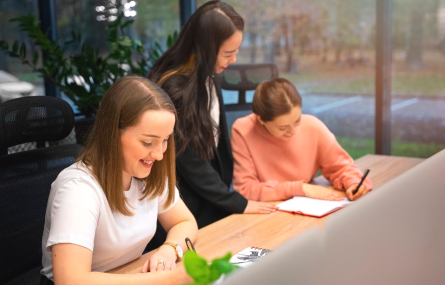 Professionelle Finanzanalystin bei der Arbeit mit Laptop und Dokumenten