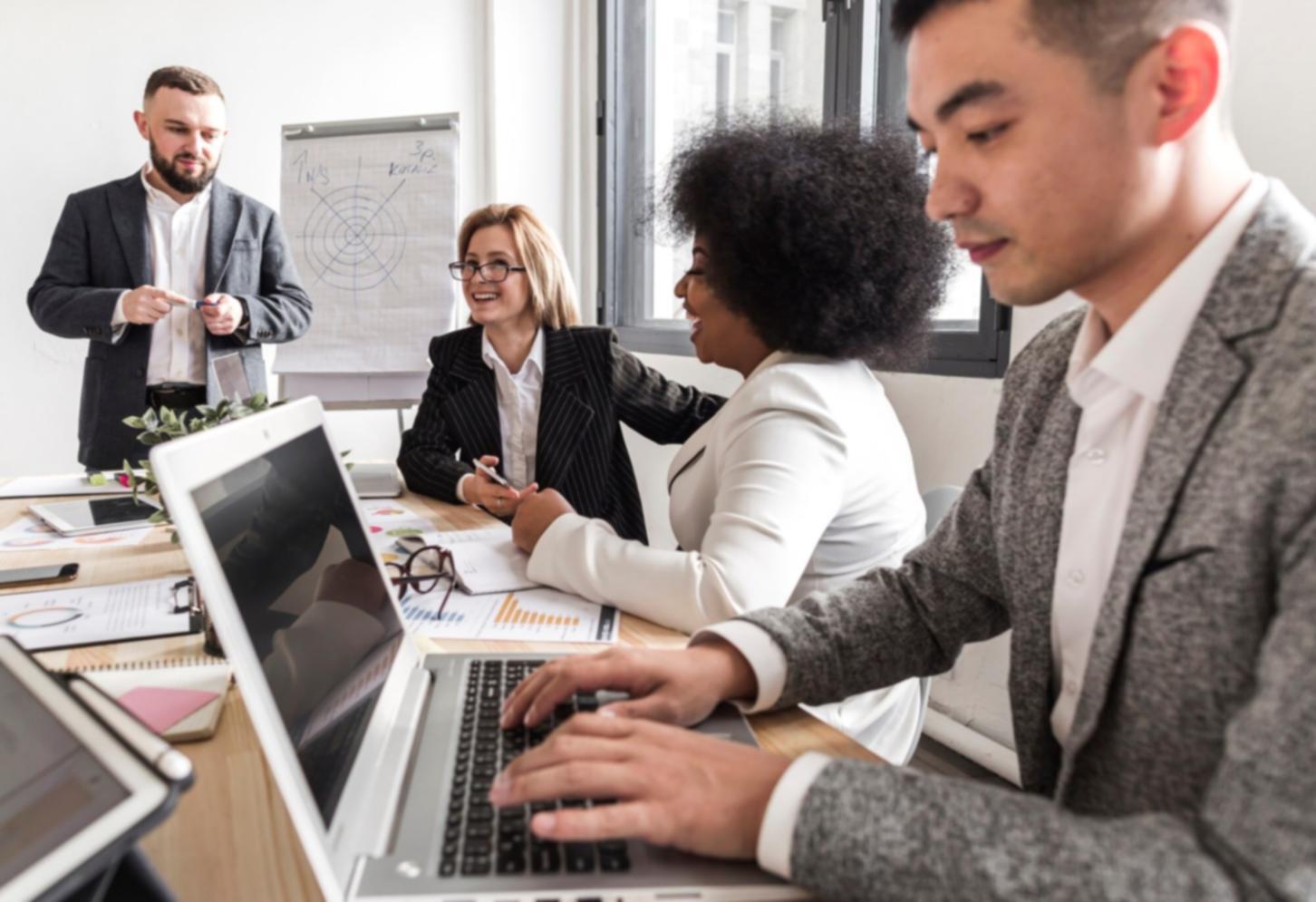 Intensive Lernumgebung mit Finanzcharts und Analysematerialien